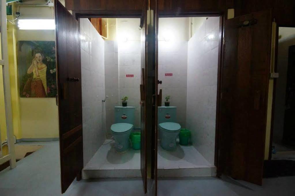 Baan Bovorn Hostel Bangkok Ngoại thất bức ảnh